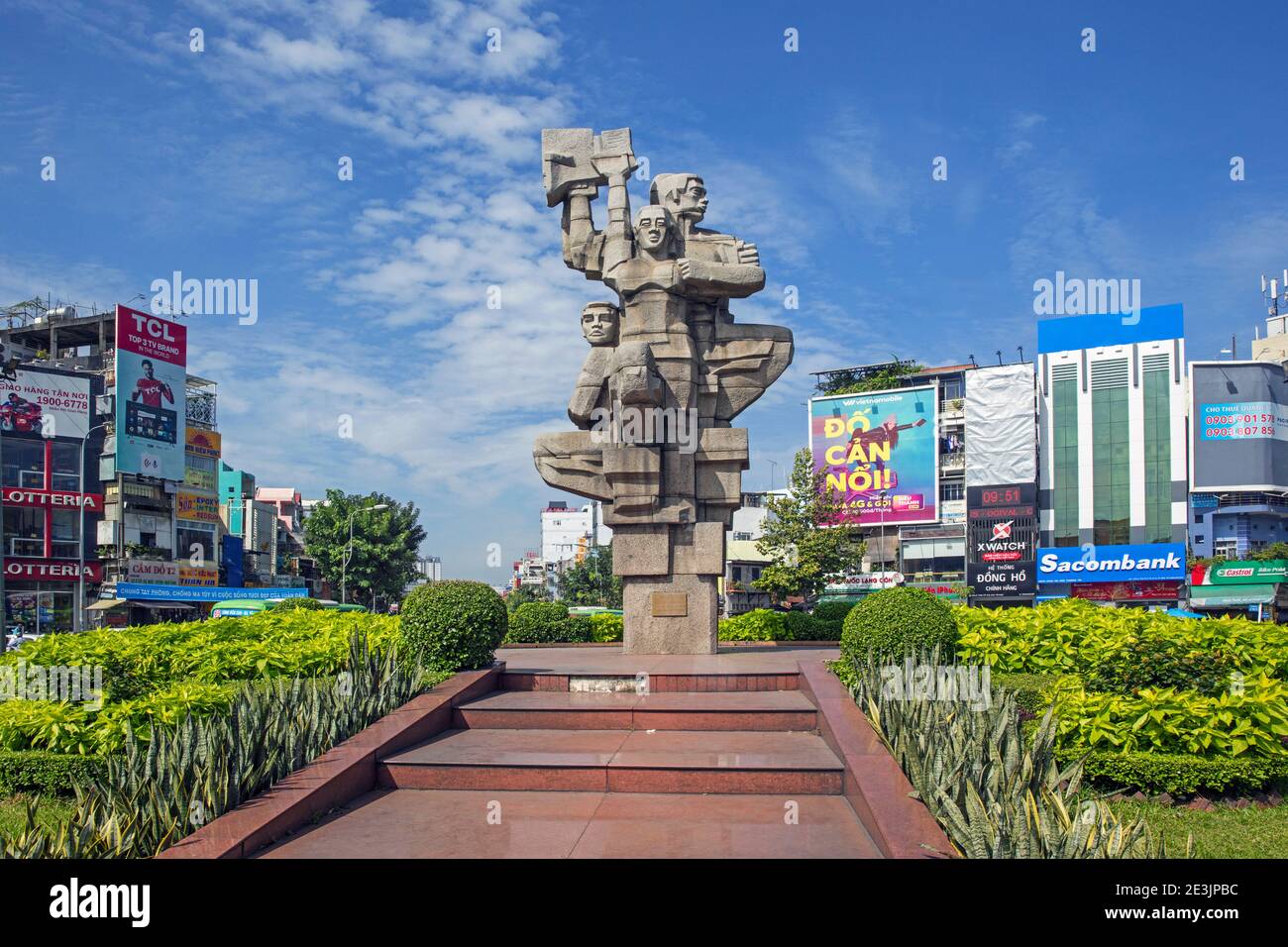 Monument aux ouvriers lutte au rond-point dans le centre-ville de Ho Chi Minh ville, l'ancien Saigon, au sud-est du Vietnam Banque D'Images