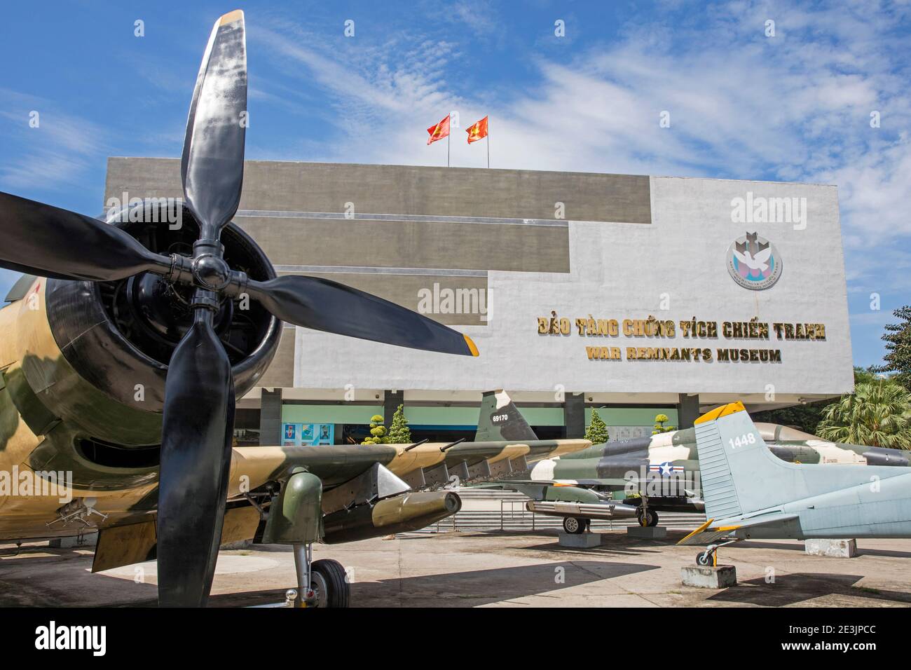Avions de guerre devant le Musée des vestiges de guerre relatif à la première Indochine et à la guerre du Vietnam à Ho Chi Minh ville, district 3, ancien Saigon, Vietnam Banque D'Images