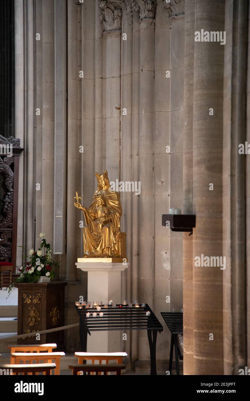 Rouen Cathédrale Normandie France 9.25.2019 un des plus grands exemples de l'église gothique du 13ème siècle. Belle statue en or de Marie et Jes Banque D'Images