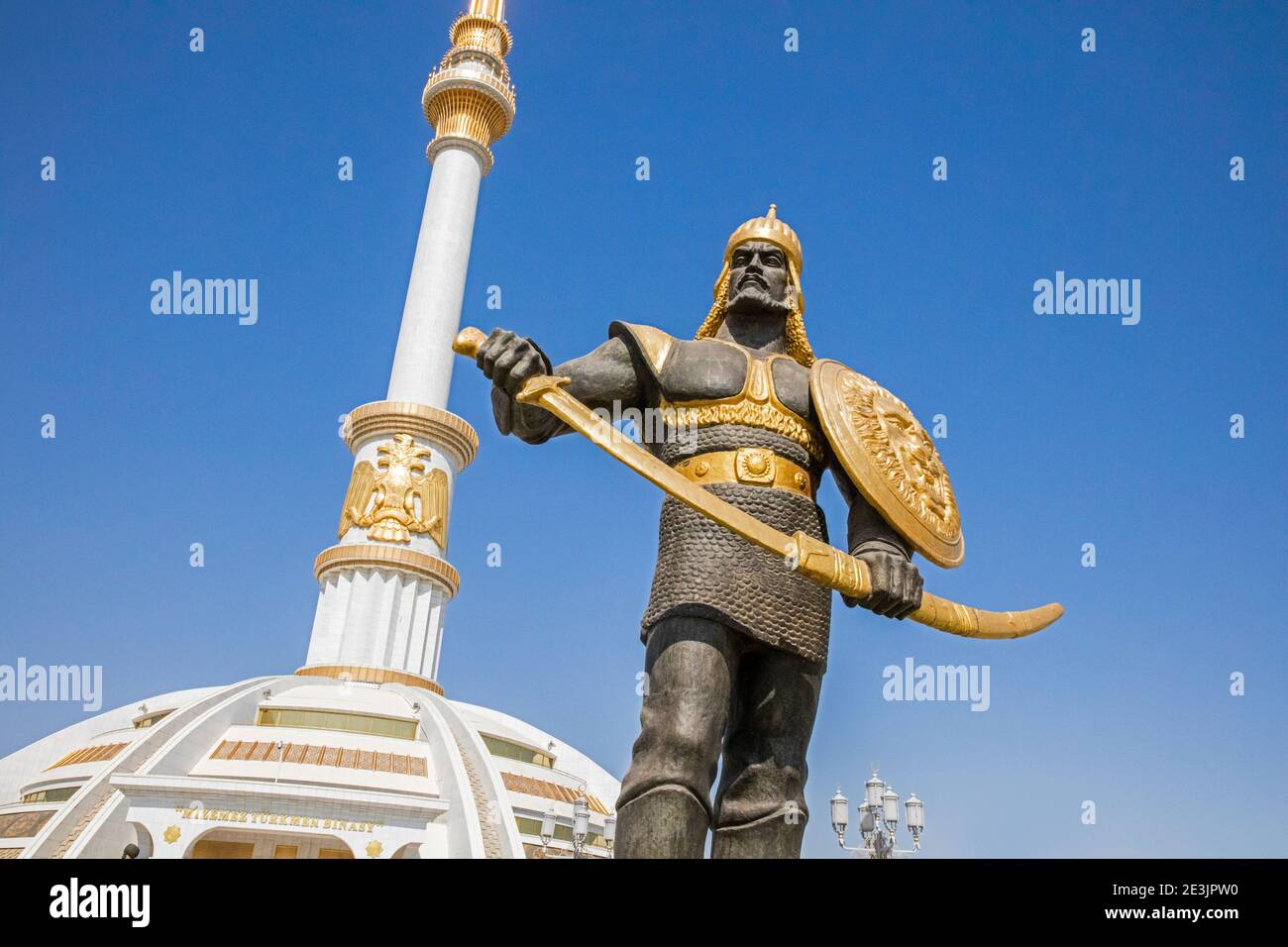 Statue du dirigeant turkmène en face du Monument de l'indépendance, construit pour l'indépendance de l'Union soviétique en 1991, Achgabat, Turkménistan Banque D'Images