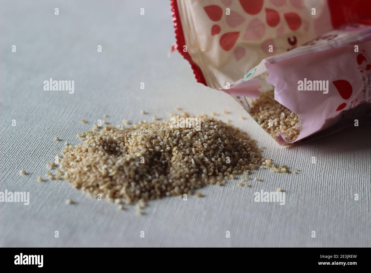 Le blé brisé ou le blé fissuré ou couscous est fabriqué par la mouture de grains de blé entier brut grossièrement utilisé pour rendre sain porridge Banque D'Images
