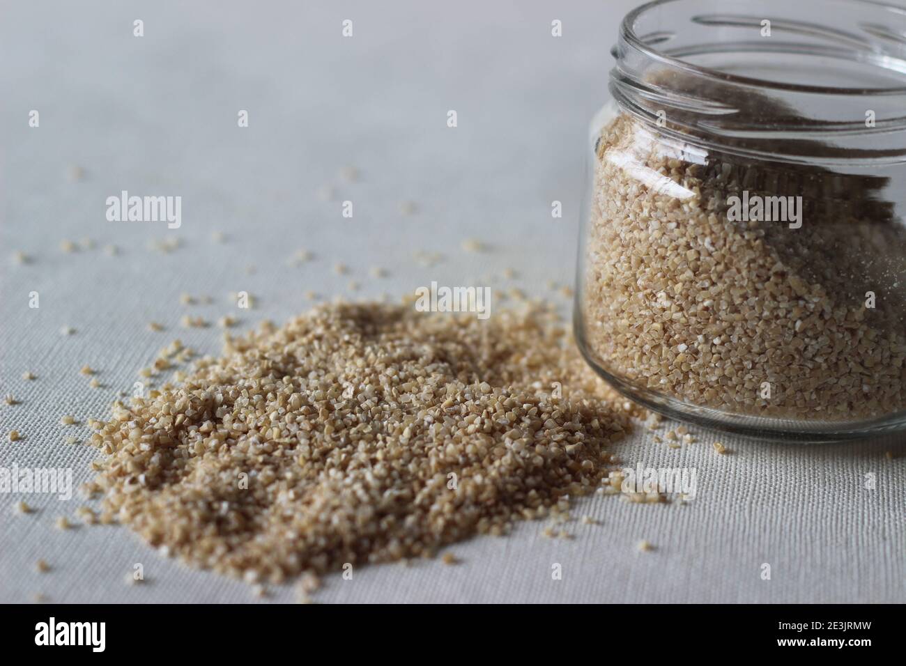 Le blé brisé ou le blé fissuré ou couscous est fabriqué par la mouture de grains de blé entier brut grossièrement utilisé pour rendre sain porridge Banque D'Images