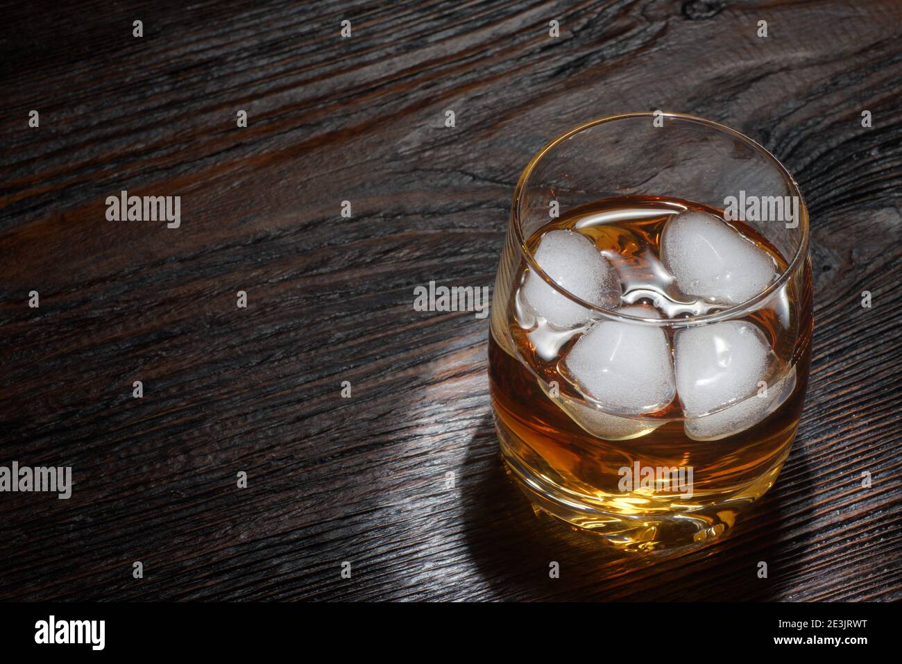 Verre de whisky avec glace blanche sur bois blanc tableau Banque D'Images