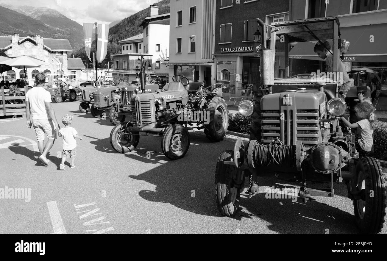 BOURG-SAINT-MAURICE, FRANCE - 19 AOÛT 2018 : exposition de tracteurs classiques à la foire agricole traditionnelle de Savoie. Photo noir et blanc. Banque D'Images