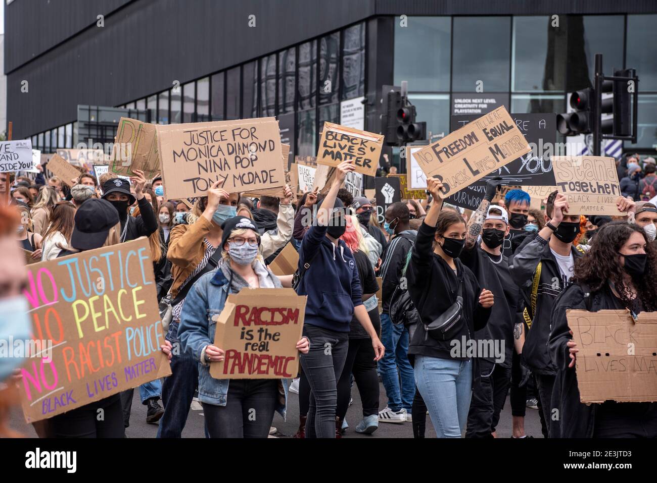Plymouth, Royaume-Uni. 7 juin 2020. Environ 1000 personnes se sont réunies à Black Lives Matter Protest. Départ du parc Jigsaw jusqu'au poste de police de Charles Cross Banque D'Images