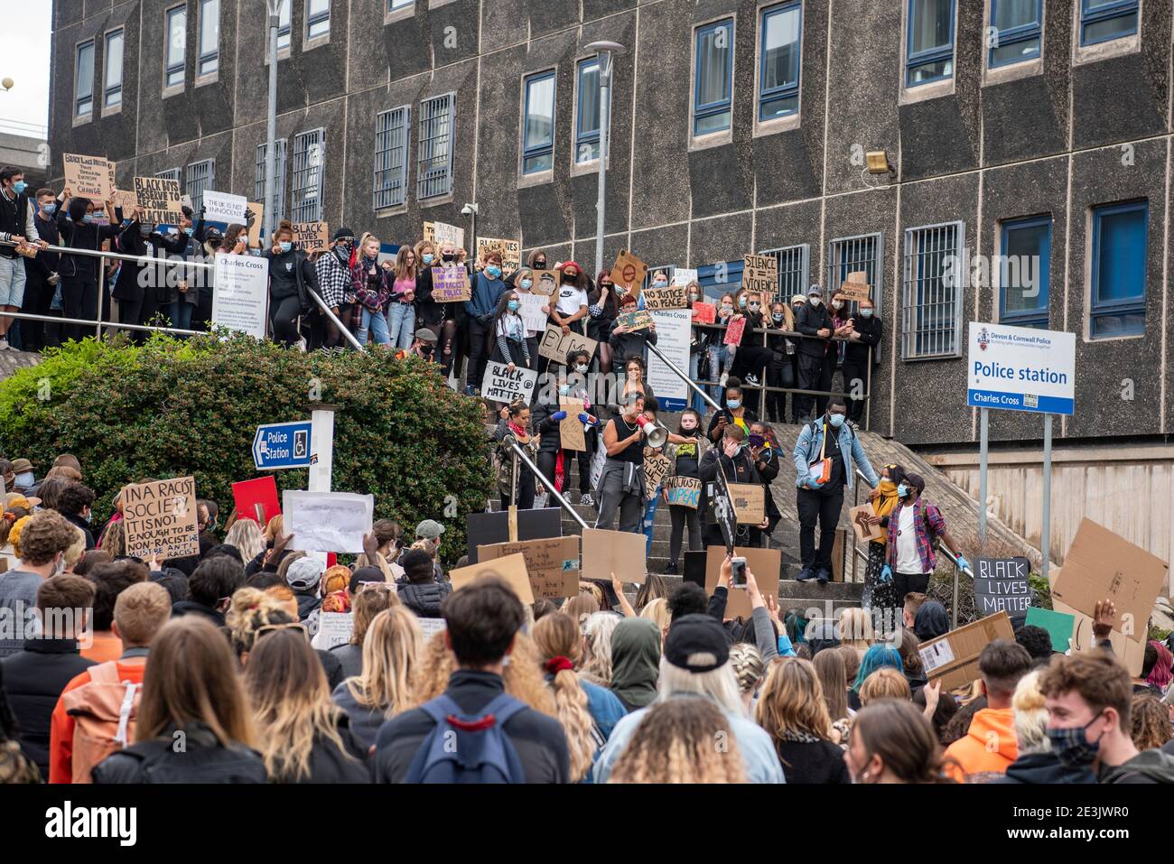 Plymouth, Royaume-Uni. 7 juin 2020. Environ 1000 personnes se sont réunies à Black Lives Matter Protest. Départ du parc Jigsaw jusqu'au poste de police de Charles Cross Banque D'Images