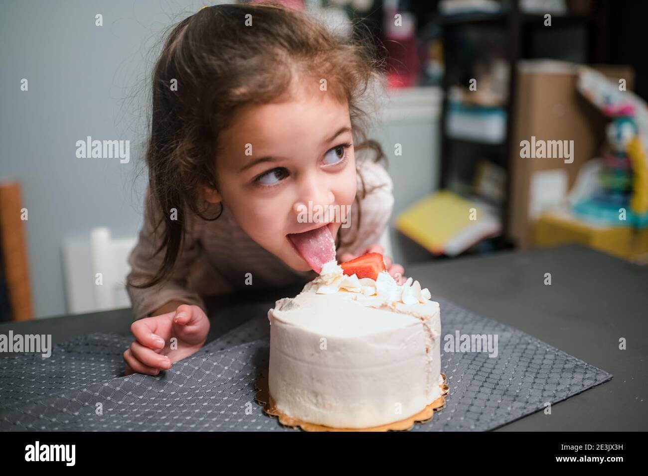 Petit Gateau D Anniversaire Pour Fille D Age Prescolaire Et Regarder Hors De L Appareil Photo Photo Stock Alamy