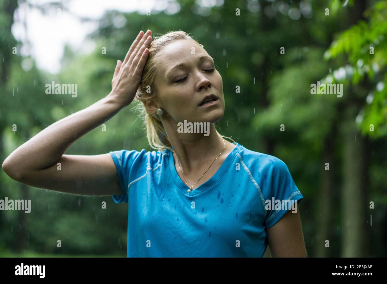 Young woman jogging sous la pluie en été Banque D'Images