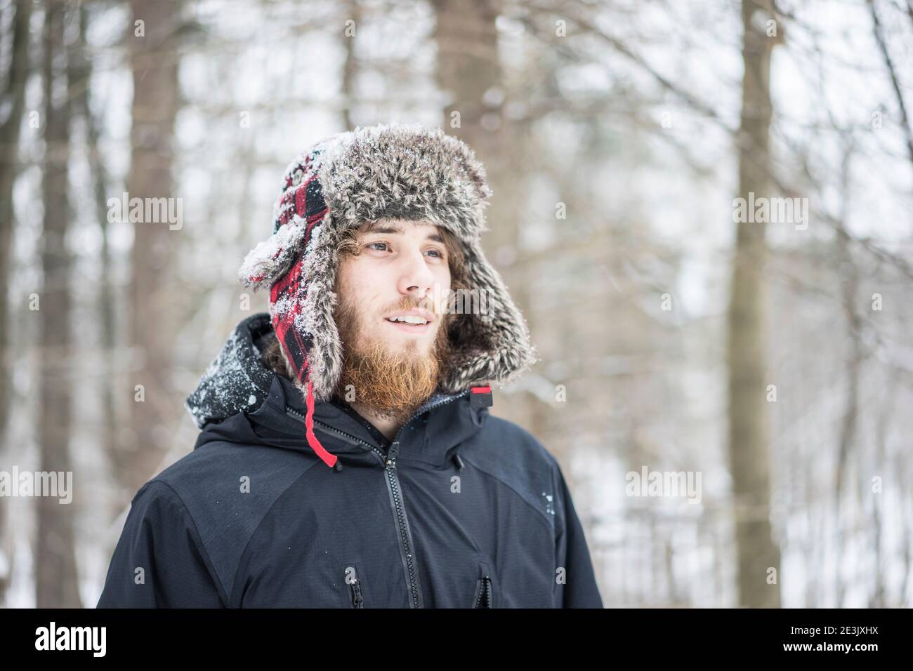 Jeune homme profitant de l'hiver canadien en forêt, Mont Royal, Montréal, Québec, Canada Banque D'Images