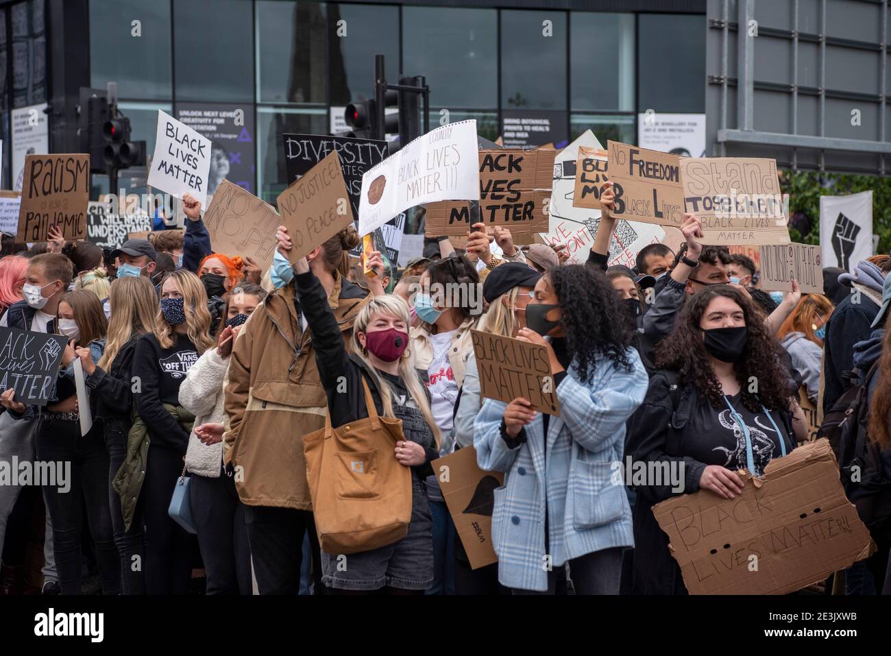 Plymouth, Royaume-Uni. 7 juin 2020. Environ 1000 personnes se sont réunies à Black Lives Matter Protest. Départ du parc Jigsaw jusqu'au poste de police de Charles Cross Banque D'Images