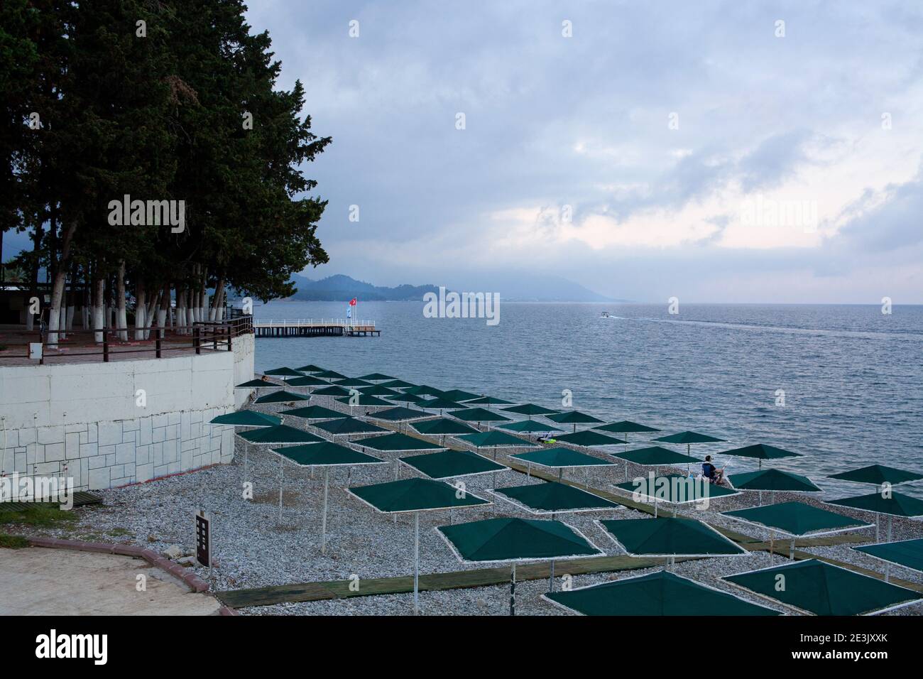 Plage avec chaises longues, parasols sur la côte méditerranéenne de la mer en Turquie Banque D'Images