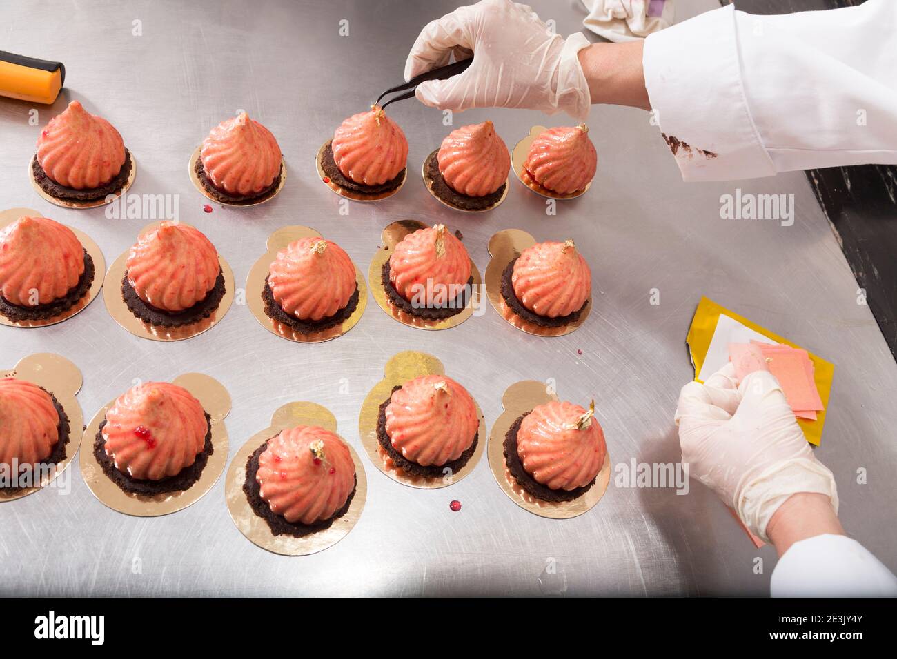 Le processus de fabrication du gâteau de mousse en forme de dôme. Décoration de gâteau de mousse avec feuille d'or. Gros plan. Banque D'Images