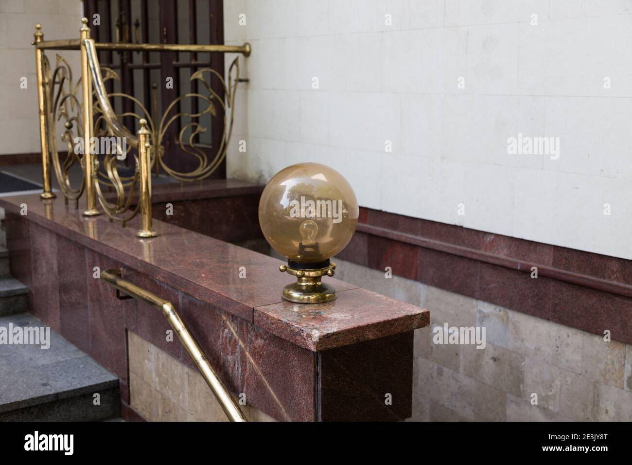 Lampadaire moderne sous forme de sphère. Il est situé à l'entrée du bâtiment. Gros plan. Banque D'Images