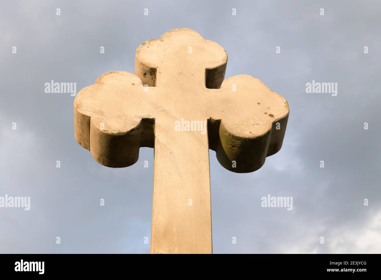 Croix orthodoxe sur le fond d'un ciel nuageux. Gros plan. Banque D'Images