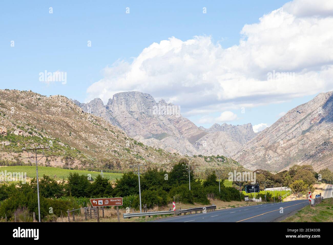 Au pied des monts Witzenberg, près de Wolseley et de Ceres, Western Cape, en Afrique du Sud, prenez le virage vers la cave de vinification Waverley Hills Banque D'Images