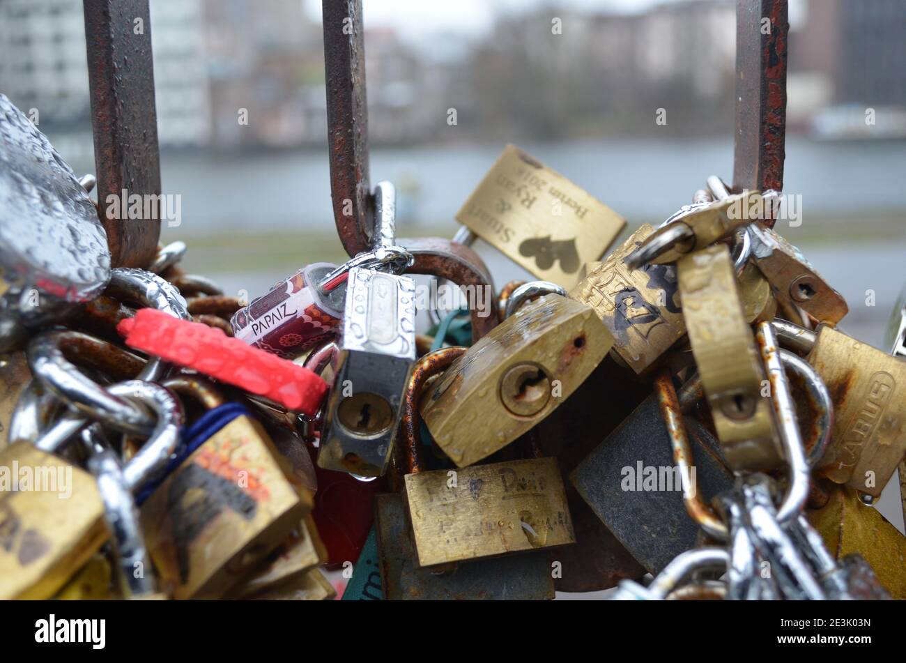 locks d'amour accrochés sur le pont en allemagne Banque D'Images