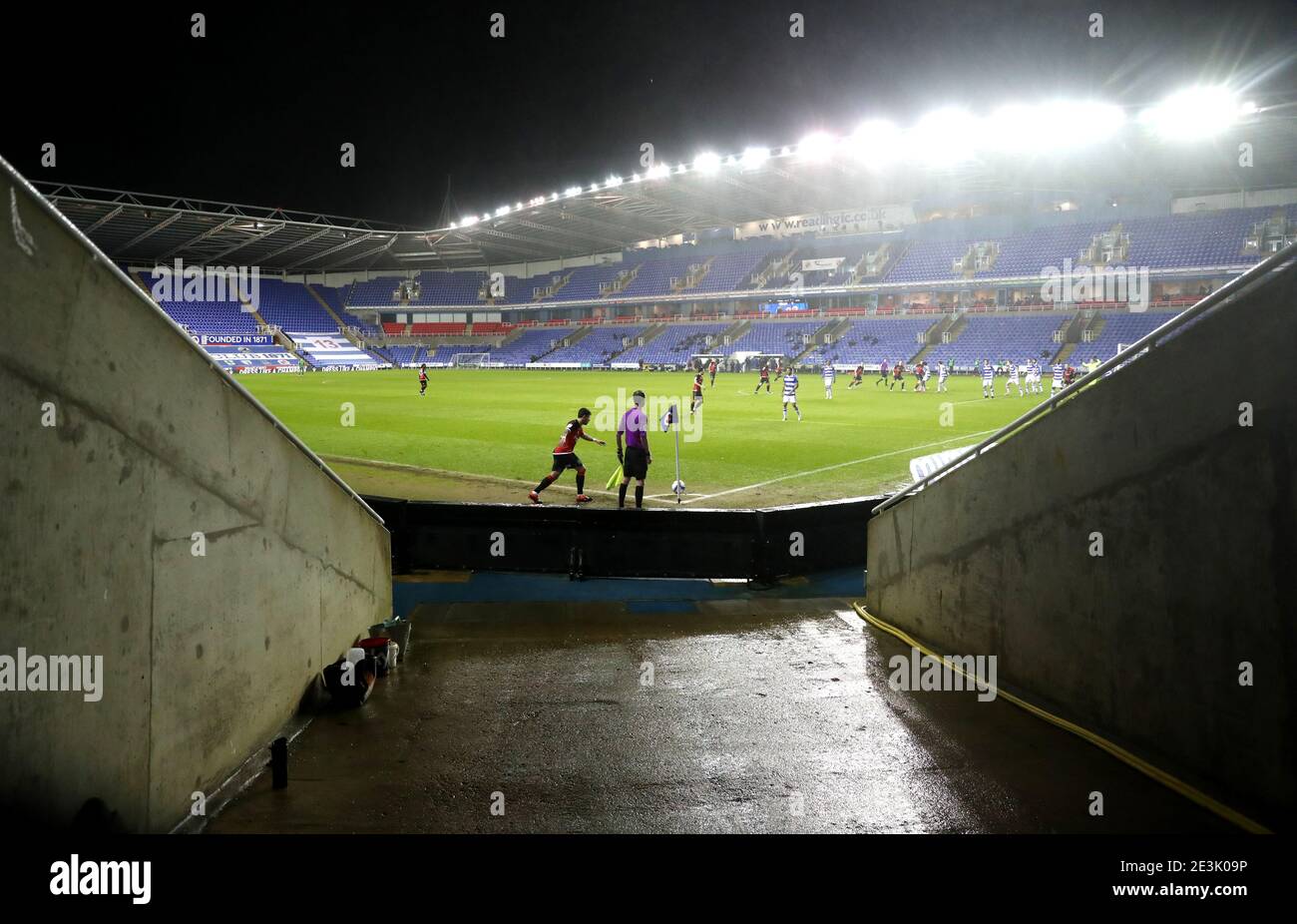 Vue générale comme Coventry City Prenez un angle pendant le match de championnat de Sky Bet au stade Madejski, Reading. Date de la photo: Mardi 19 janvier 2021. Banque D'Images