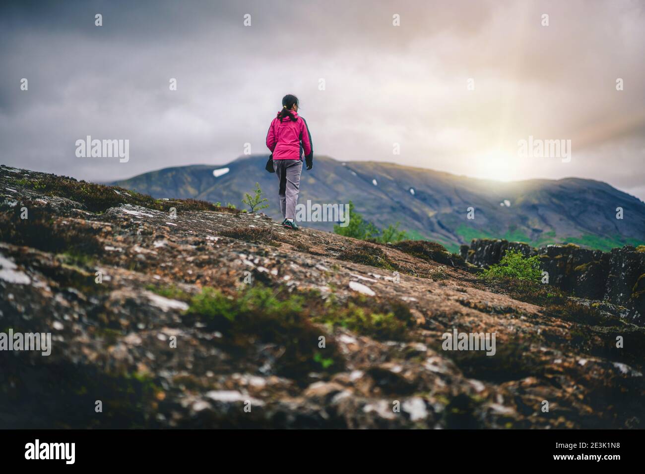 Woman traveler et explorateur voyages dans le paysage islandais randonnées à travers l'Islande pour découvrir nature unique en été. Banque D'Images