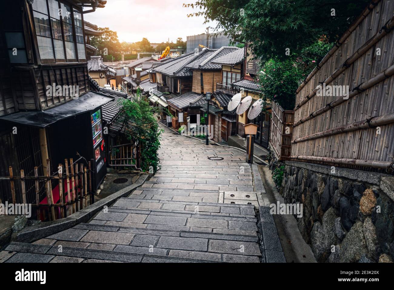 Belle rue dans la vieille ville de quartier Higashiyama, Kyoto, Japon. Le quartier Higashiyama est préservé des quartiers historiques. C'est une grande place Banque D'Images