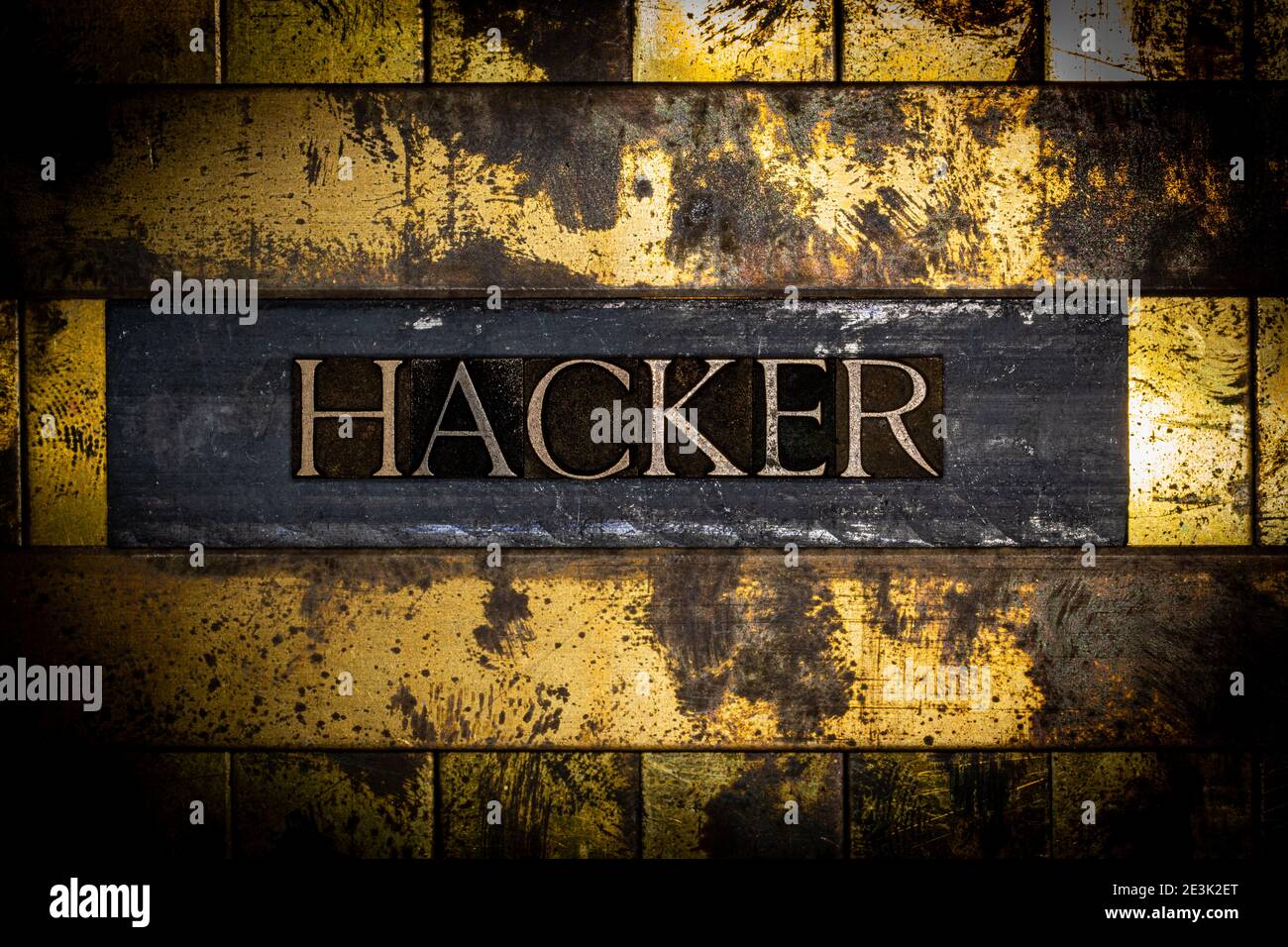 Texte de hacker avec sur vintage texturé argent grunge cuivre et fond doré Banque D'Images