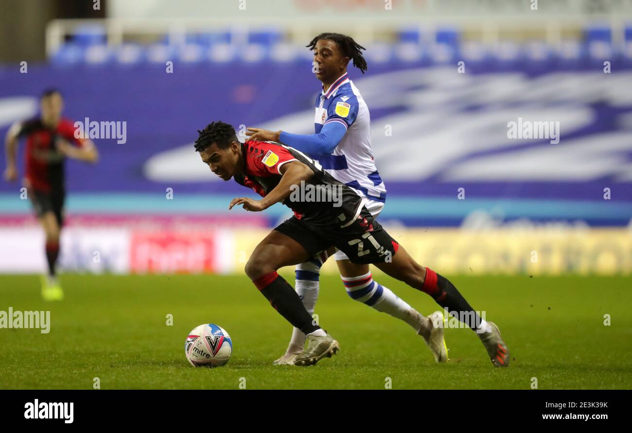 Reading's Michael Olise (à droite) et Sam McCallum (à gauche) de Coventry City se battent pour le ballon lors du match de championnat Sky Bet au Madejski Stadium, Reading. Date de la photo: Mardi 19 janvier 2021. Banque D'Images