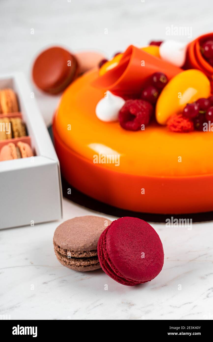 Gateau D Anniversaire Orange Mangue Fruit De Framboise Et Macarons Francais Faits Maison Colores Photo Stock Alamy
