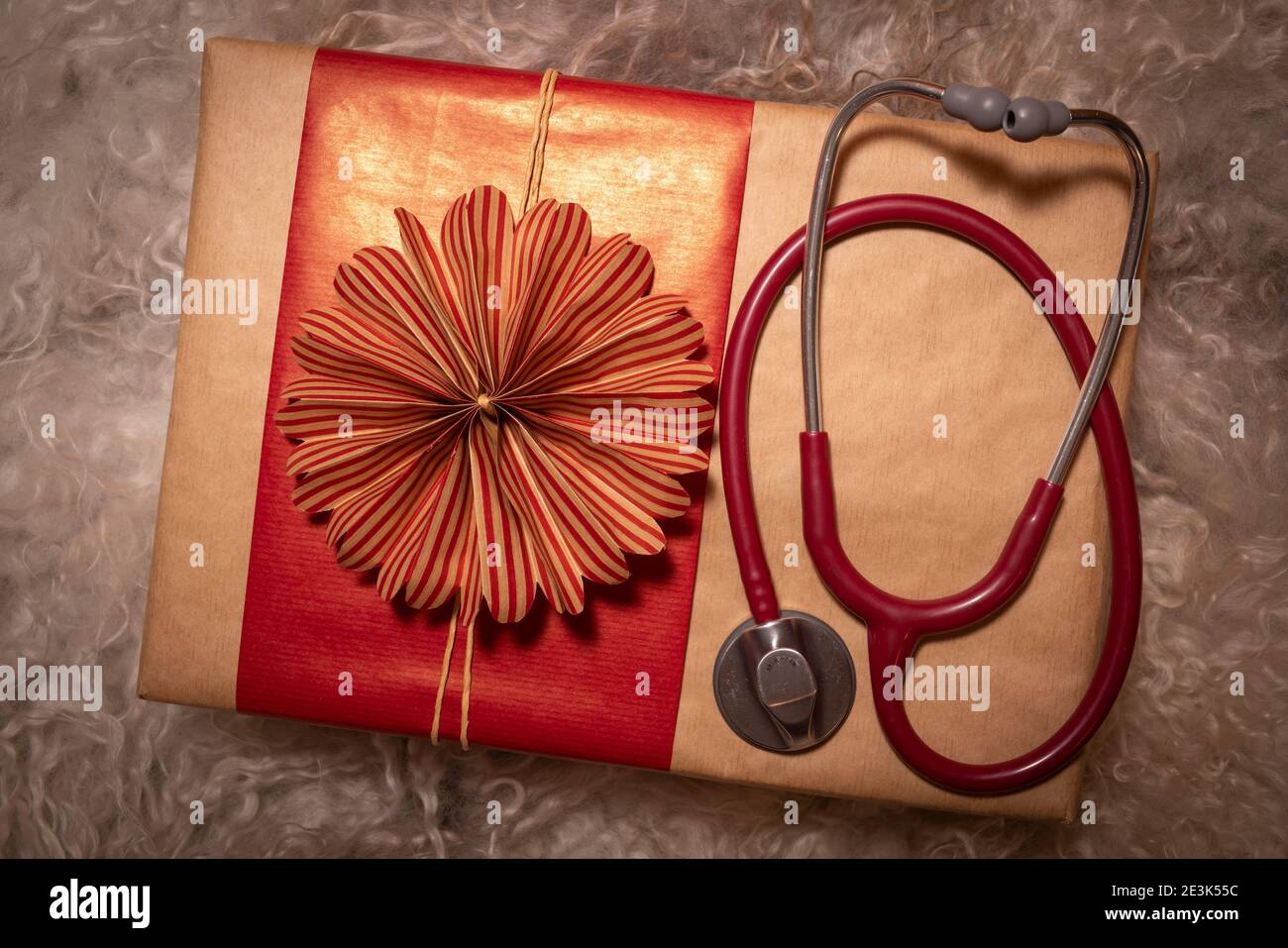 Boîtes cadeaux faites à la main avec stéthoscope sur le plat de Noël Banque D'Images