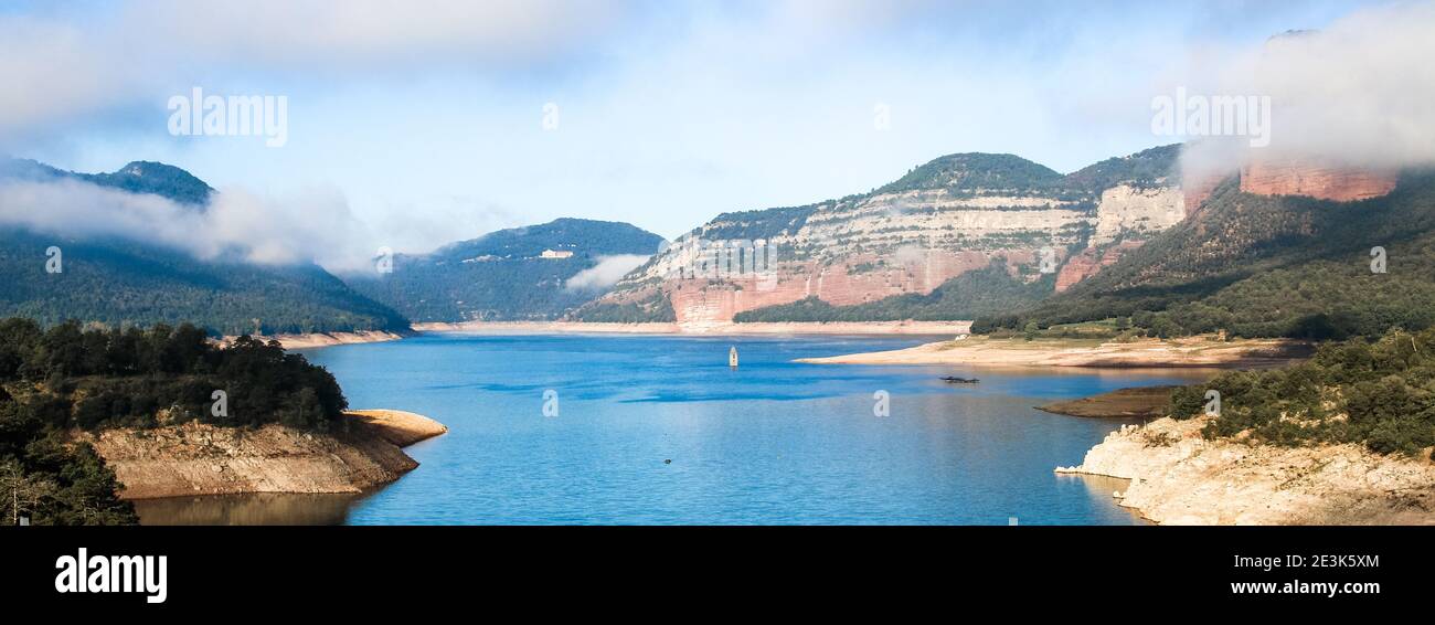 Paysage du réservoir de Sau, Osona, Barcelone, Catalunya, Espagne. Belle scène panoramique d'une journée ensoleillée depuis un marais avec de l'eau bleue dans une montagne Banque D'Images