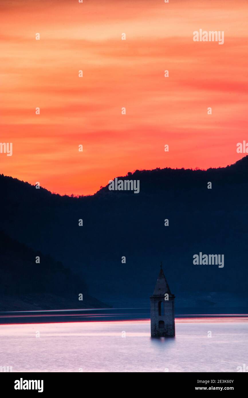 Paysage du marais de Sau avec son église. Coucher de soleil ou lever de soleil aux couleurs chaudes et orange dans le réservoir de Sau. Tourisme à Osona, Barcelone, Catalogne, SP Banque D'Images