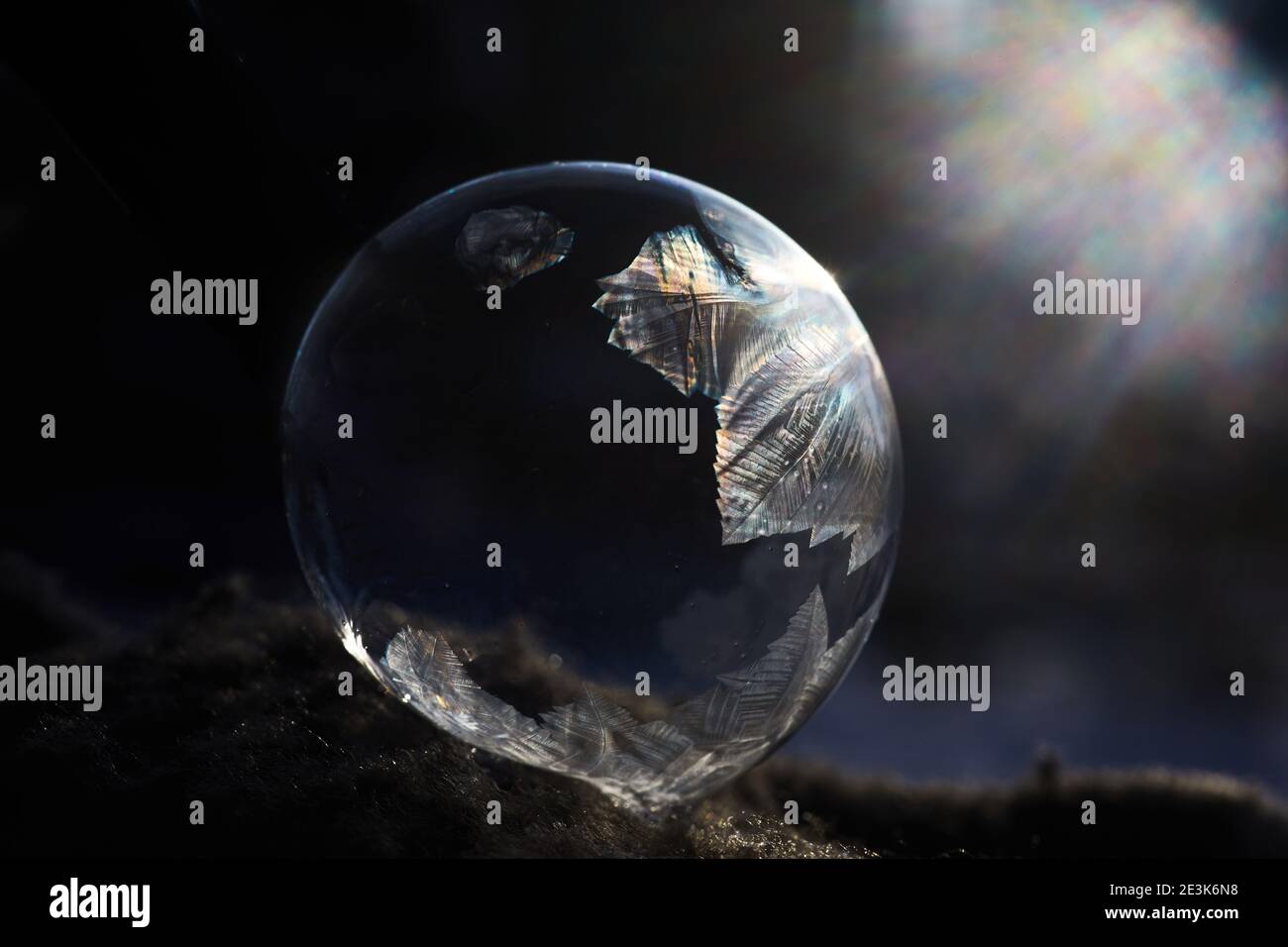 Bulle de savon surgelé avec cristaux de glace au soleil Banque D'Images