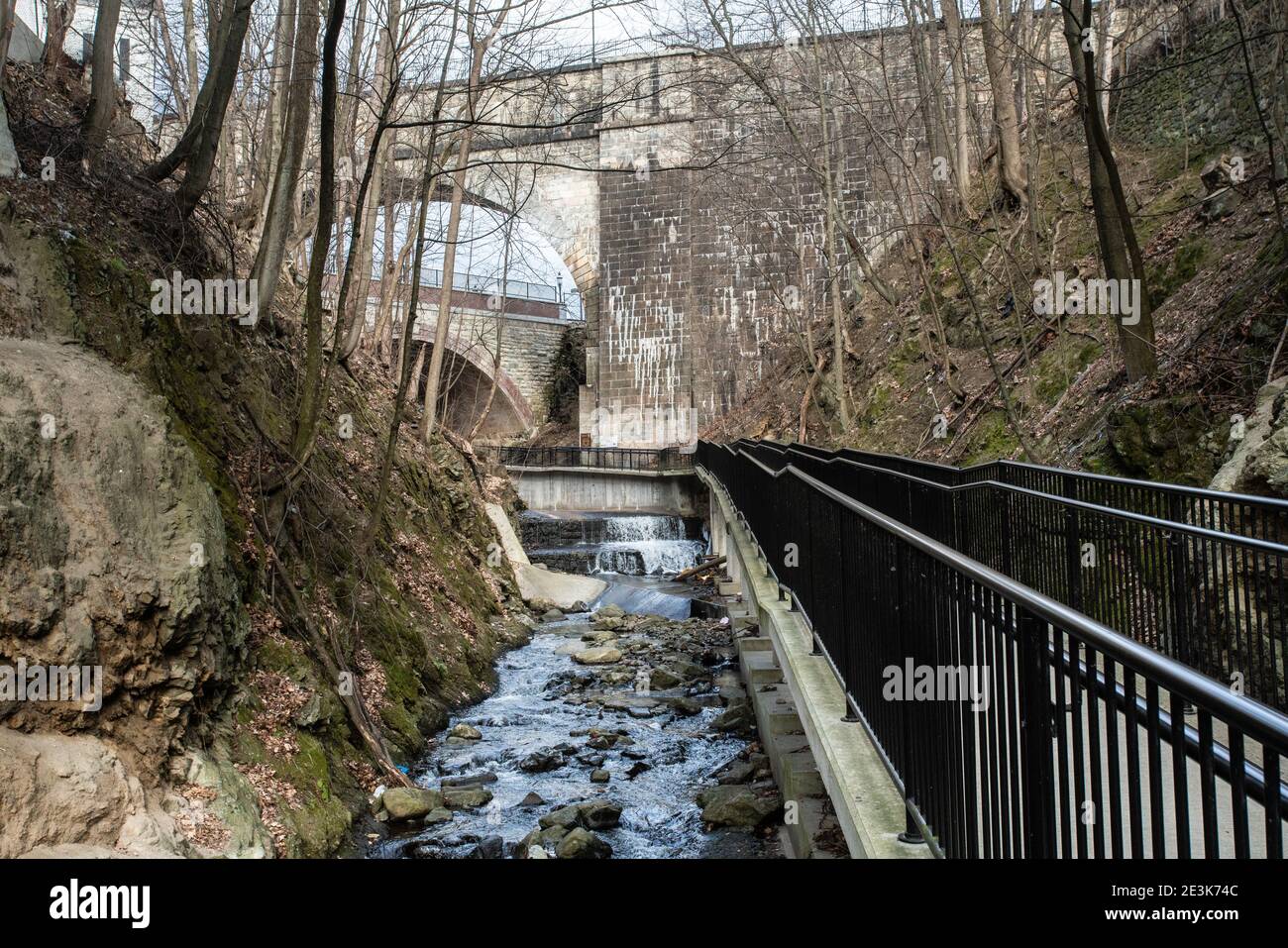 Vue sur l'aqueduc historique de Old Croton à New York État vu de Ossining Greenway Banque D'Images