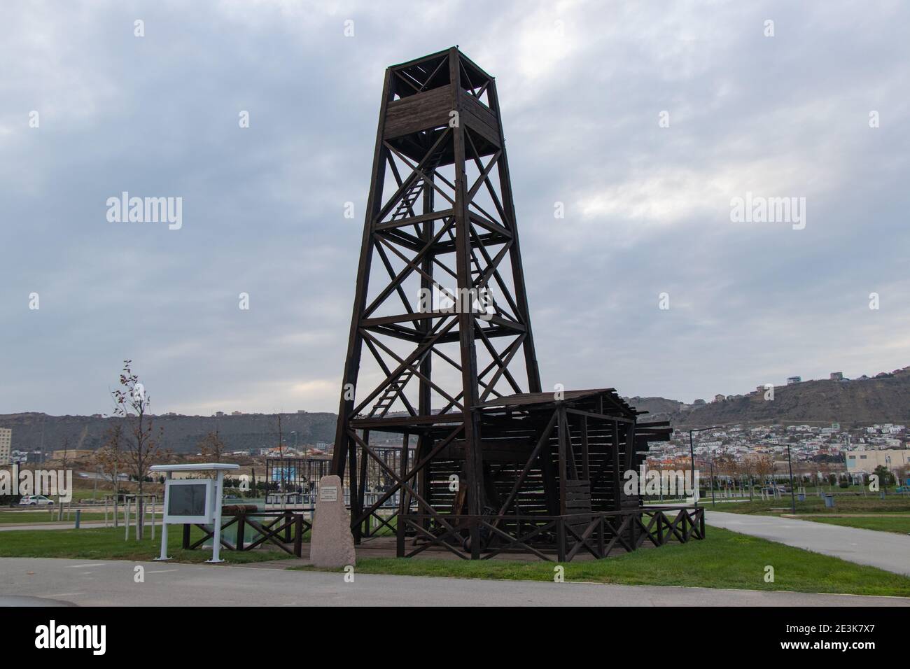 Le premier puits de pétrole foré industriellement au monde 1846. Huile d'Azerbaïdjan de renommée mondiale. Bakou - Azerbaïdjan : 6 décembre 2020. Banque D'Images