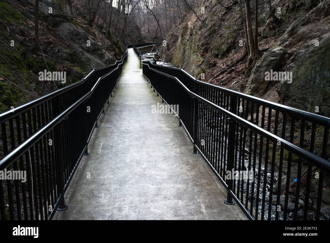 Vue sur l'aqueduc historique de Old Croton à New York État vu de Ossining Greenway Banque D'Images