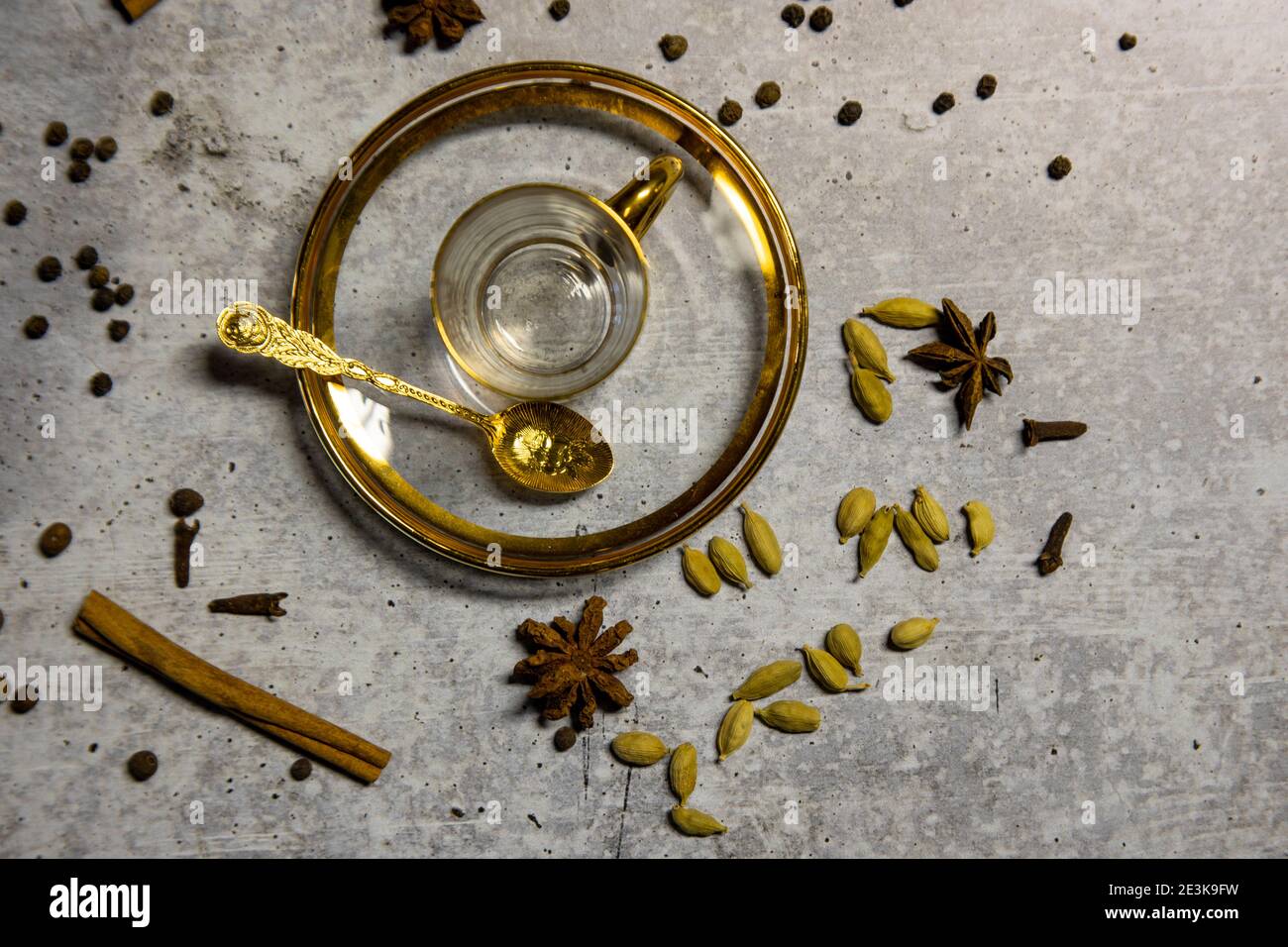 Vider la tasse de thé de chai indien avec des épices entières sur le béton avec l'espace de copie. Banque D'Images
