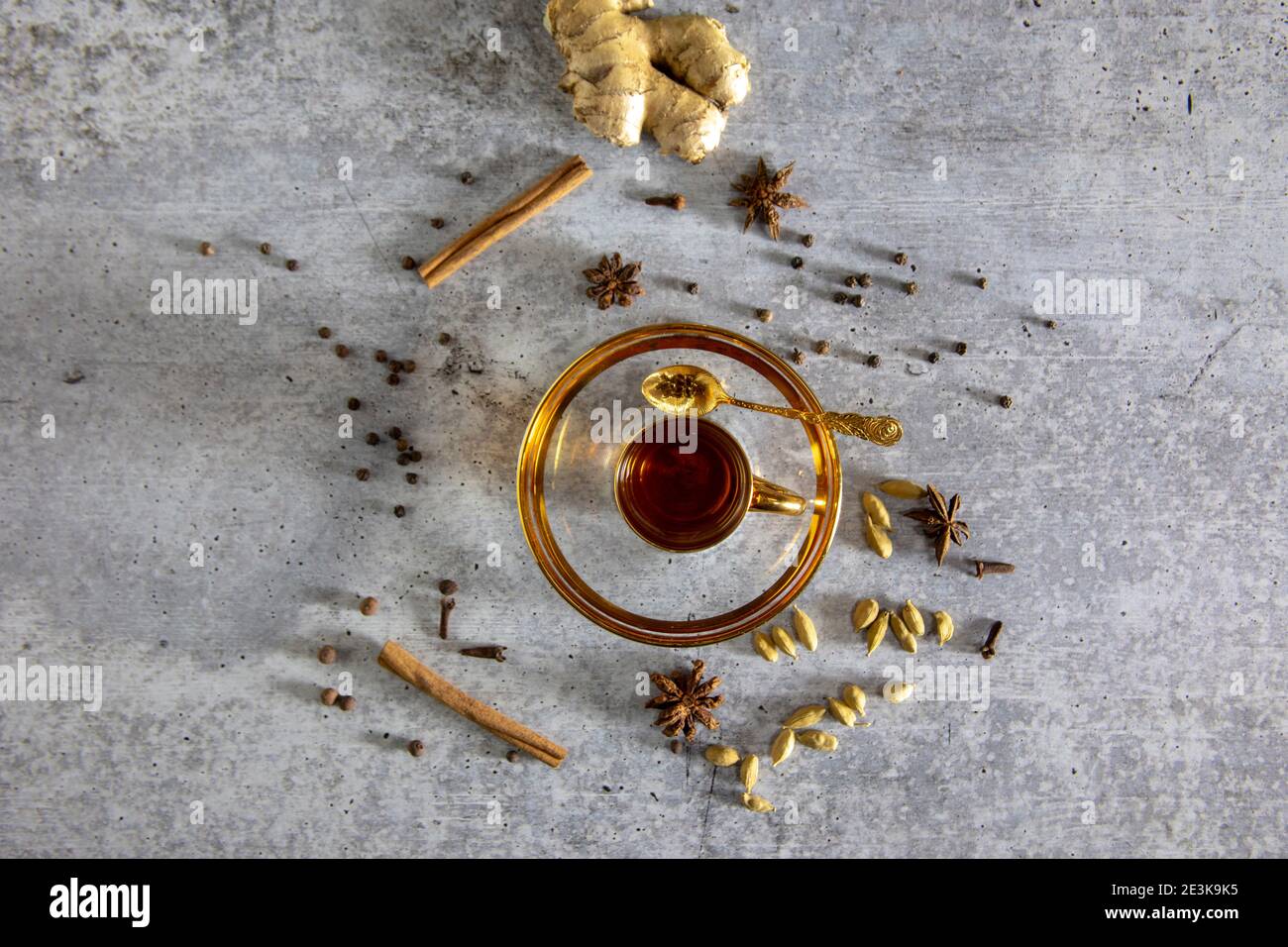 Thé indien au chai en tasse avec épices entières sur béton avec espace de copie. Banque D'Images