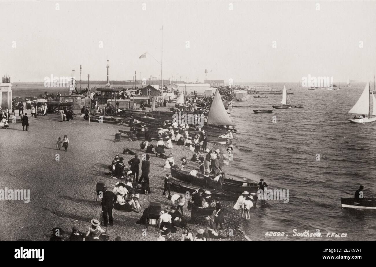 Photographie vintage du XIXe siècle : touristes sur la plage de Southsea, Angleterre. Banque D'Images