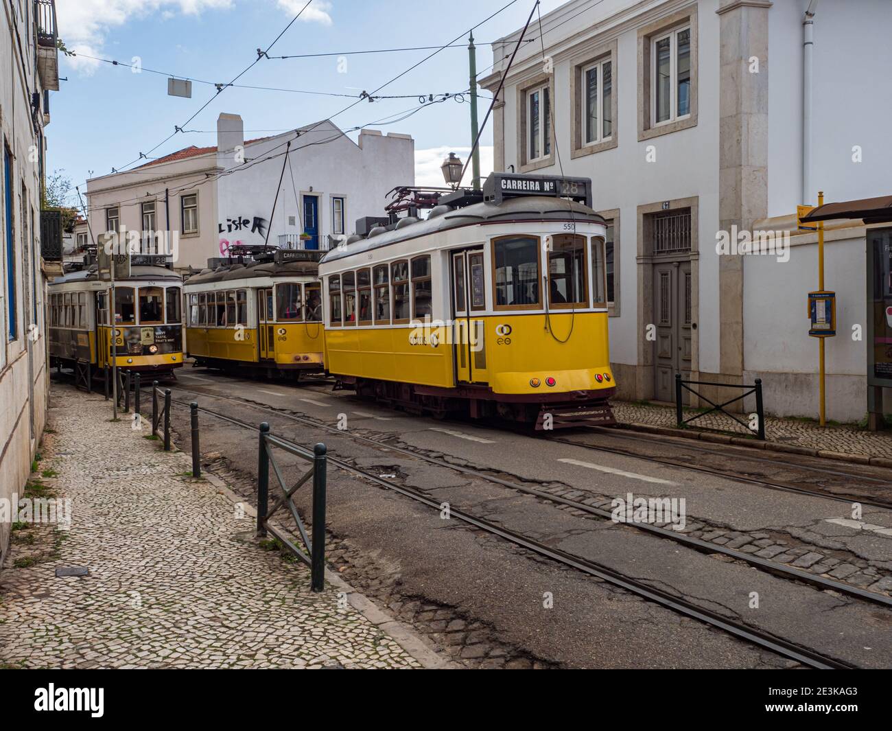 Classic Yellow Tram à Alfama, le plus ancien quartier de Lisbonne, Portugal, Europe. Banque D'Images