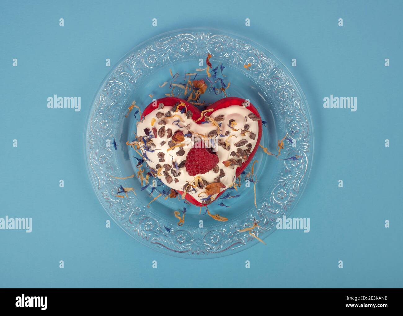 Gâteau en forme de cœur. Dessert de la Saint-Valentin. Concept d'amour. Arrière-plan bleu. Flat lay, vue de dessus. Banque D'Images