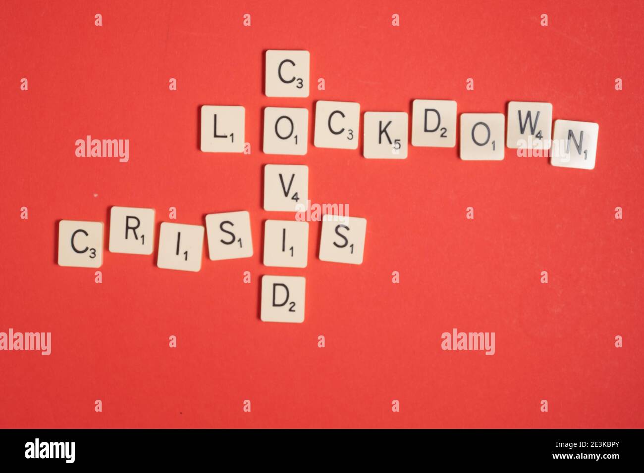 Crise Covid. Mot crossword sur fond rouge. Copier l'espace. Conséquences de Covid-19 Banque D'Images