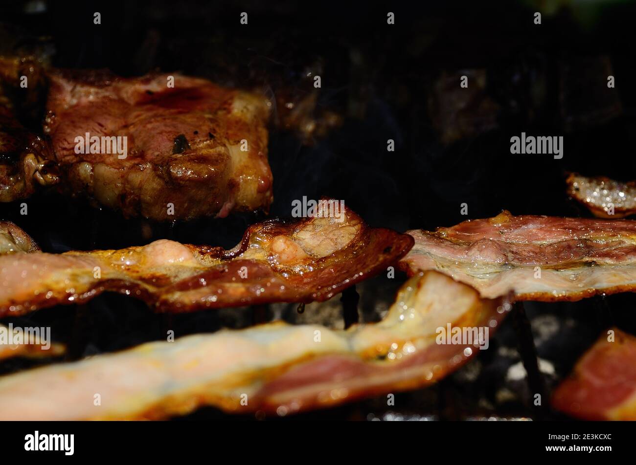 délicieux barbecue au bacon croustillant en été Banque D'Images