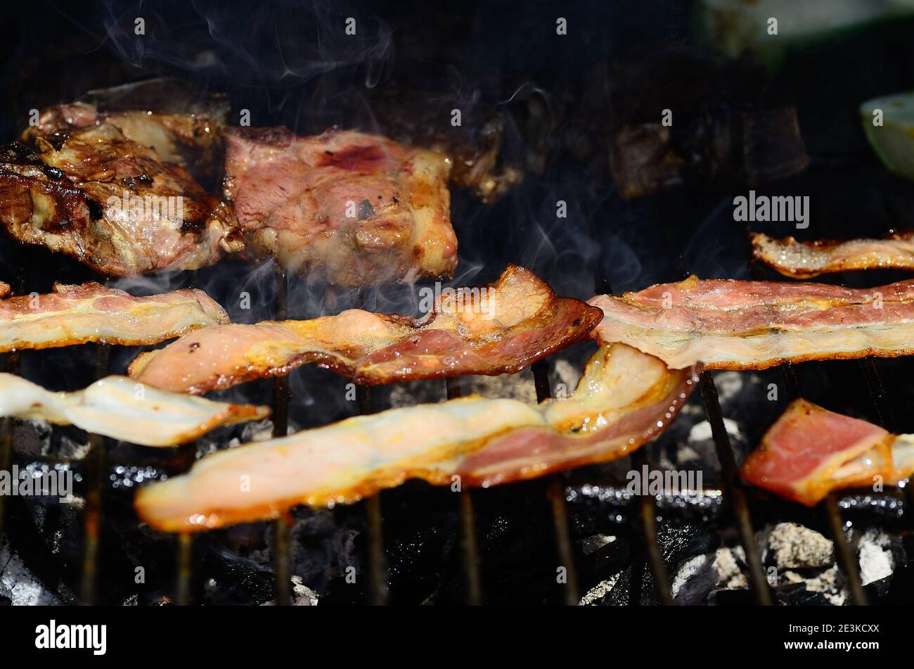 bon barbecue au bacon croustillant en été Banque D'Images