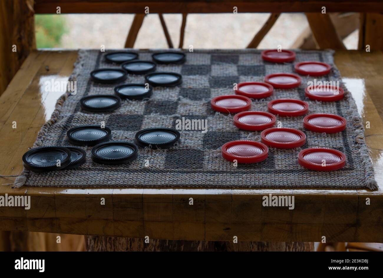 Une table attend pour les joueurs de dames la planche est tissée à la main. Banque D'Images