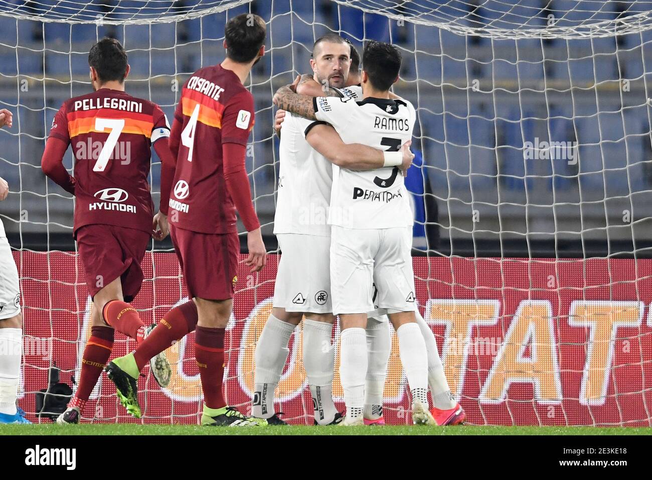 Rome, Italie. 19 janvier 2021. ROME, ITALIE - janvier 19 : les joueurs Spezia célébrate dissuader Andrej Galabinov de marquer la pénalité a lors du match de football de la coupe Tim des années quatre-vingt entre AS Roma et Spezia au Stadio Olimpico le 19 janvier 2021 à Rome Italie /LiveMedia Credit: Claudio Pasquazi/LPS/ZUMA Wire/Alay Live News Banque D'Images