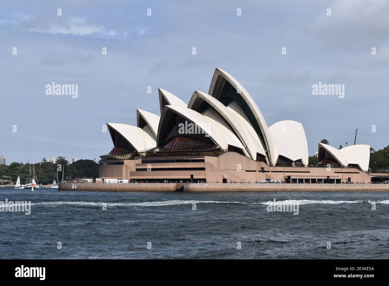 Opéra au bord de l'eau, Sydney, Australie Banque D'Images