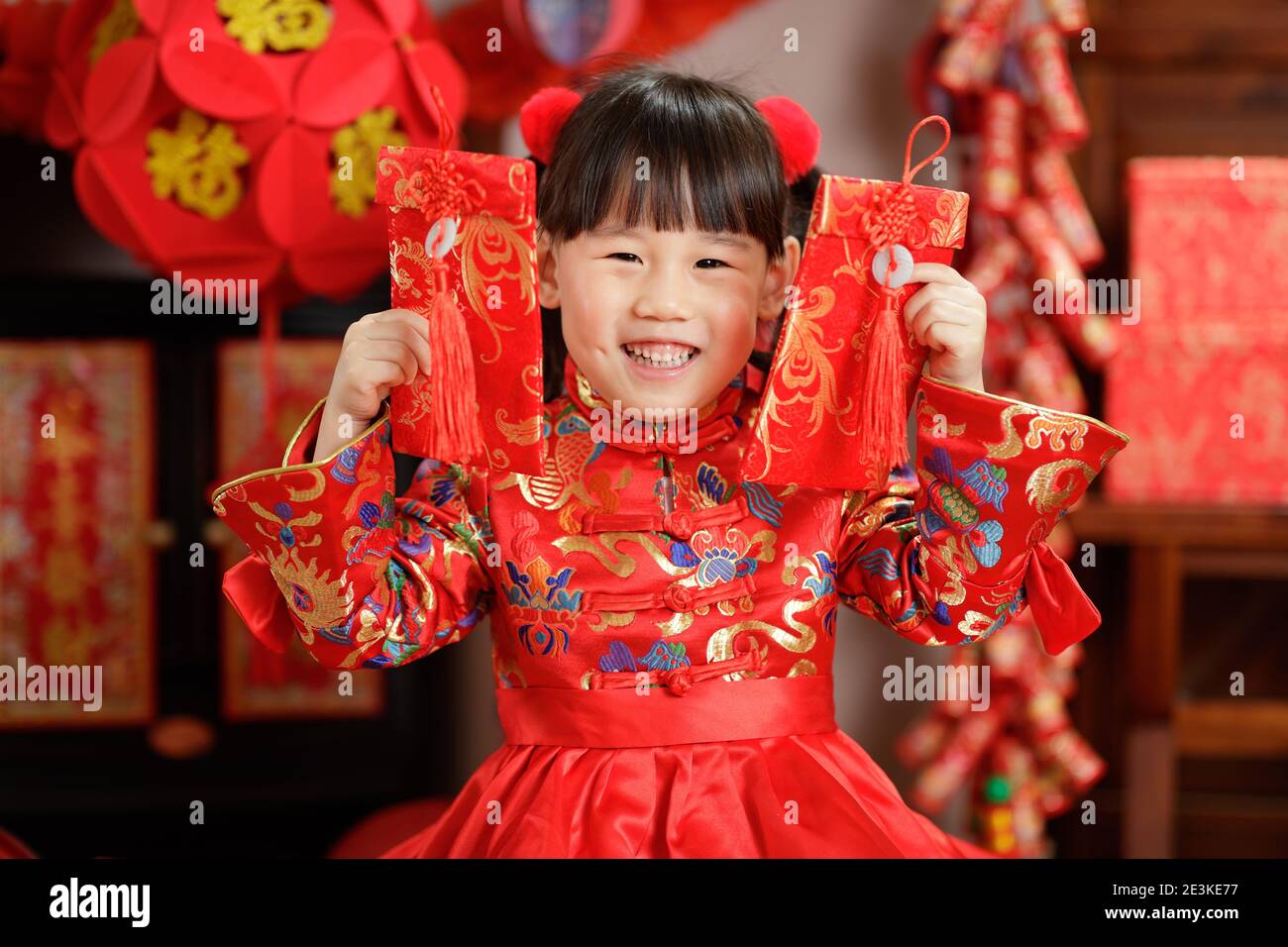 Jeune fille chinoise traditionnelle s'habiller avec un moyen FU Enveloppe rouge pour célébrer le nouvel an chinois Banque D'Images
