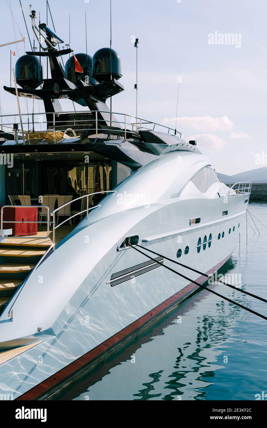 Côté droit d'un yacht bleu cher amarré à l'embarcadère dans la baie de Lustica au Monténégro. Banque D'Images