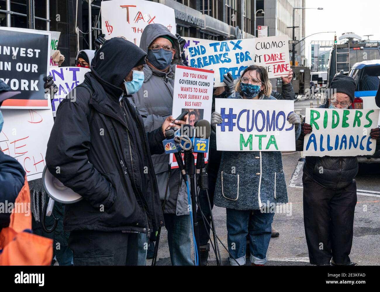 New York, NY - 19 janvier 2021 : des militants et des membres du Syndicat des travailleurs du transport se rassemblent pour arrêter la marche des tarifs devant le siège de MTA à Broadway Banque D'Images