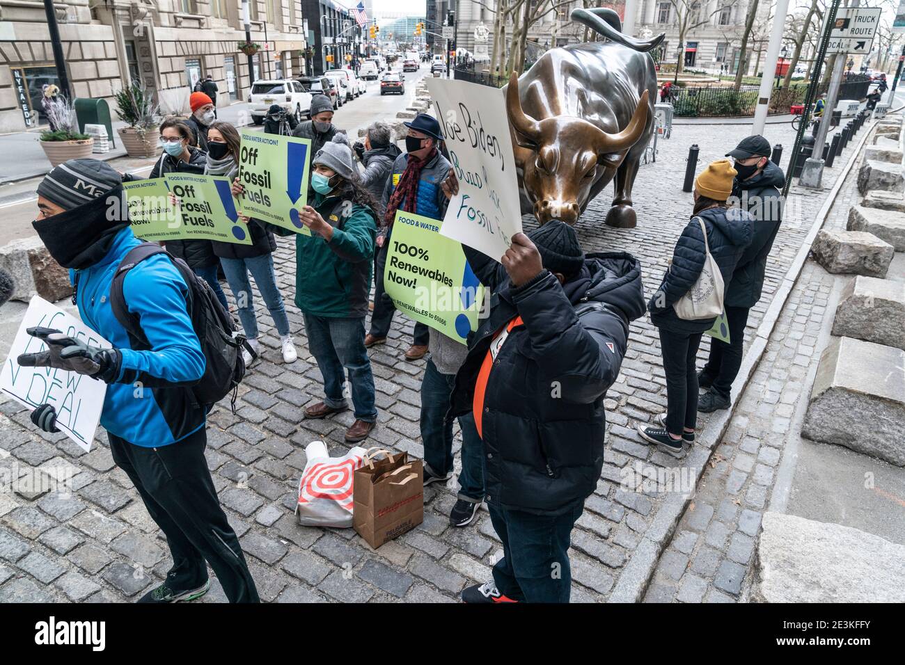 New York, NY - 19 janvier 2021: Les activistes de l'environnement se rassemblent pour exiger construire à nouveau Fossil Free devant la sculpture de Charging Bull sur Broadway Banque D'Images