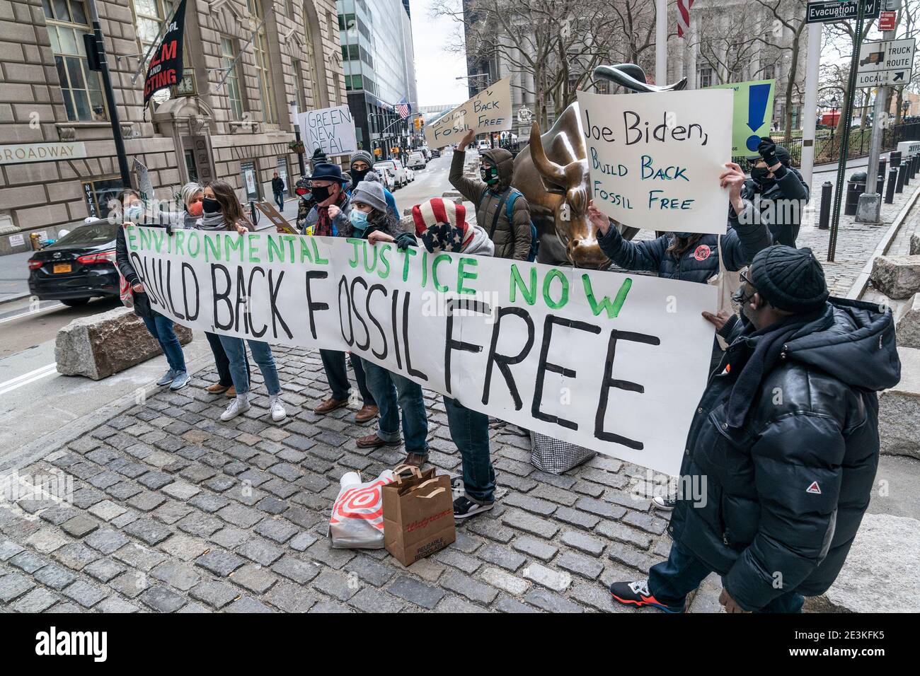 New York, États-Unis. 19 janvier 2021. Les militants écologistes se rassemblent pour exiger construire à nouveau Fossil Free devant la sculpture de Charging Bull à Broadway, à New York, le 19 janvier 2021. (Photo de Lev Radin/Sipa USA) crédit: SIPA USA/Alay Live News Banque D'Images