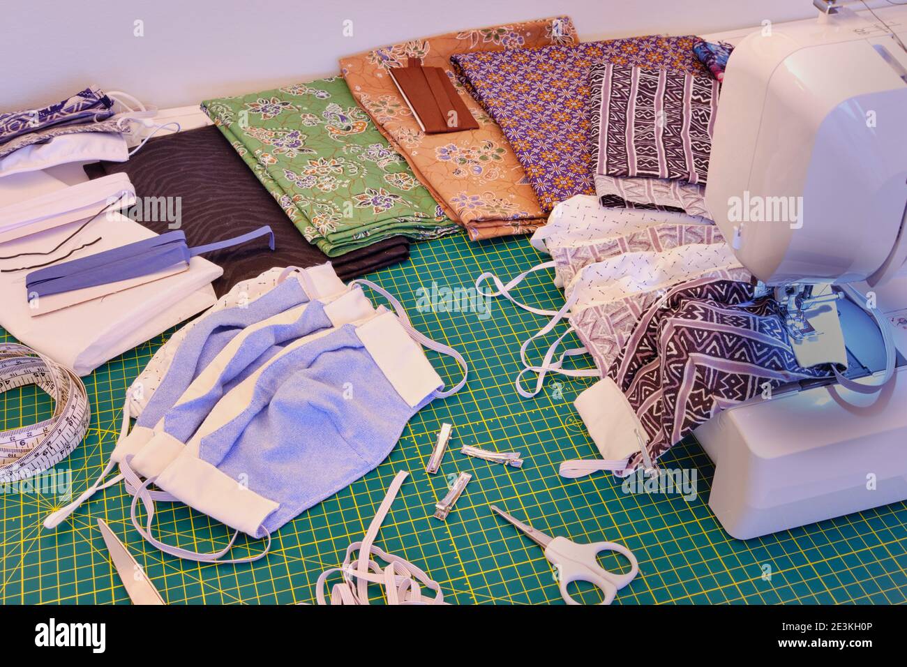 Matériaux essentiels, accessoires et machine à coudre utilisés dans la fabrication de masques faits maison non médicaux Banque D'Images